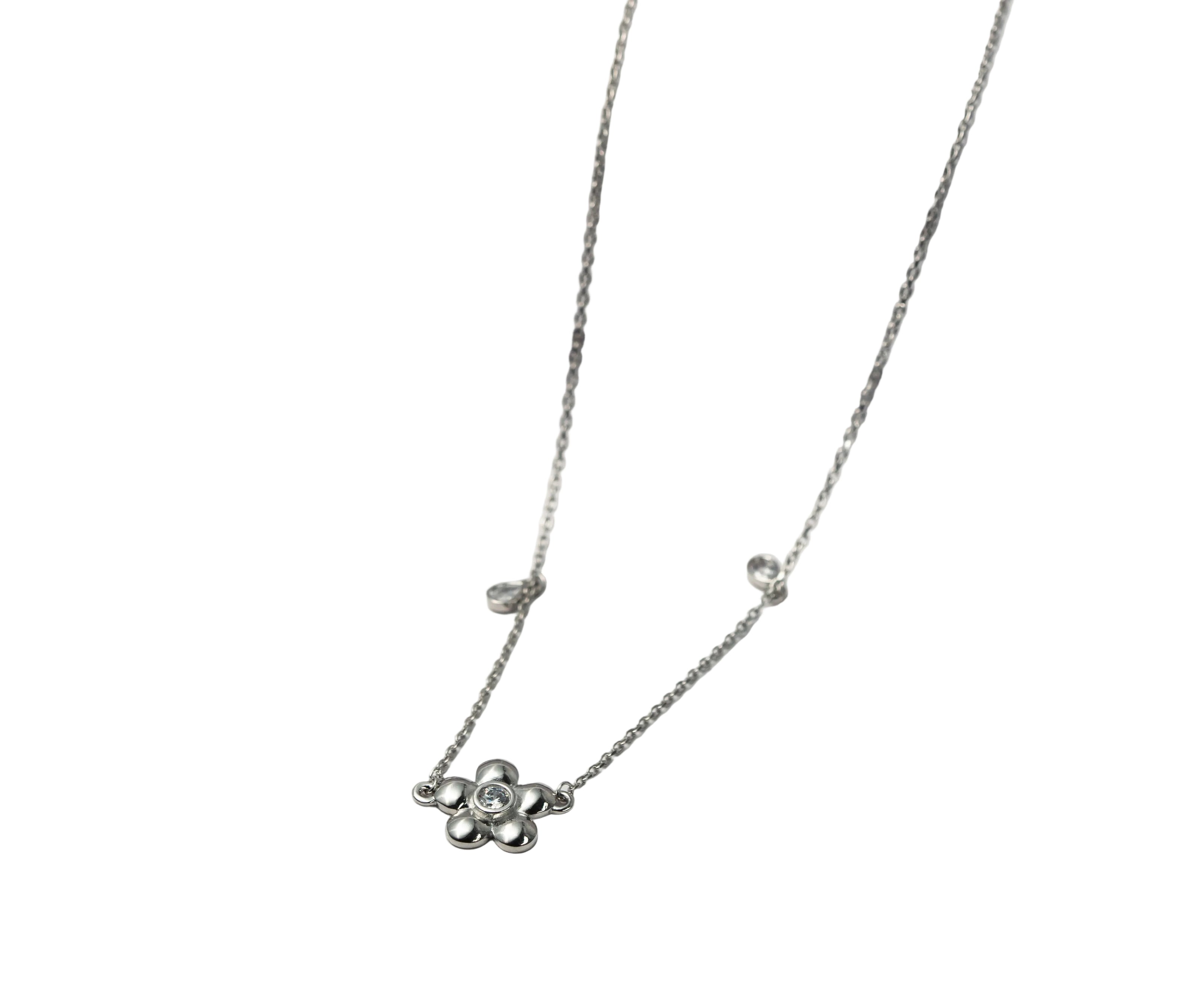 Silver Petal Shine Necklace